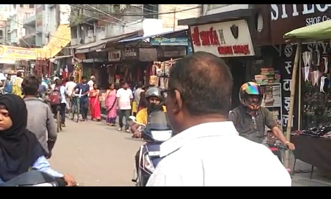 धनबाद के बाज़ारों का हाल देखिये -सरकारी खजाना भरा हुआ, चेंबर भी धनाढ्य लेकिन एक भी सार्वजनिक शौचालय नहीं