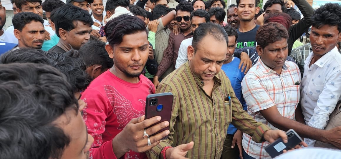 जामताड़ा विधायक से कोलकाता मिलने पहुंचे 500 की संख्या में समर्थक, जानिए क्या कहा इरफान अंसारी ने