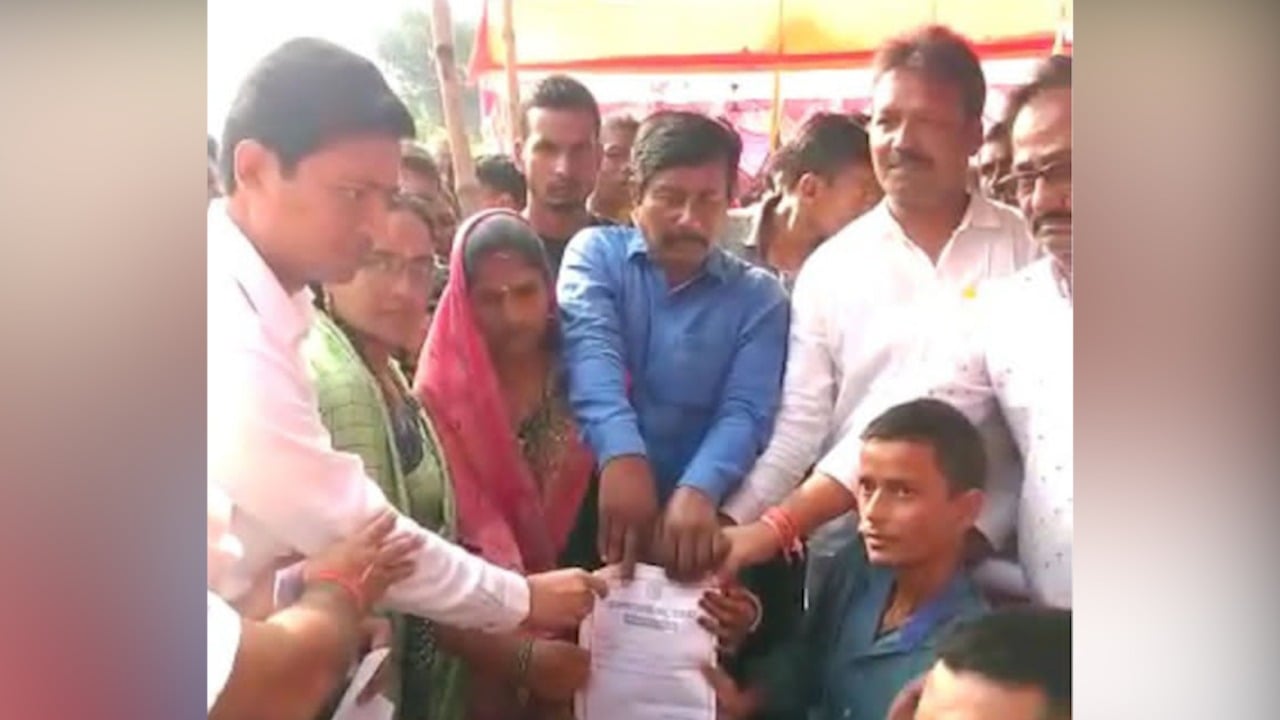 विकलांगता पेंशन योजना के लिए लगा रहे थे कार्यालय के चक्कर, सरकार आपके द्वार कार्यक्रम के तहत आखिर मिल ही गया पेंशन योजना का लाभ