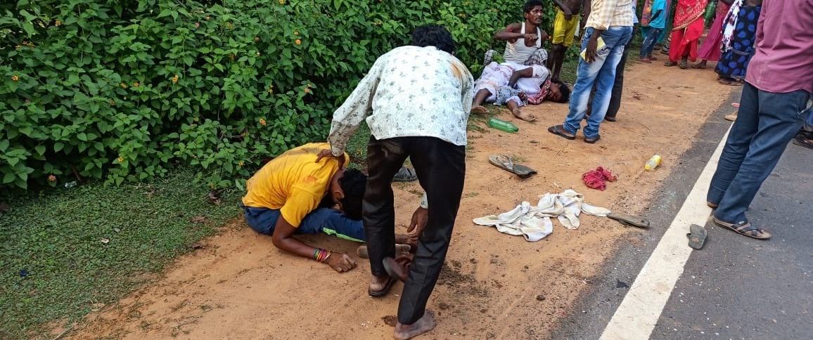 बीच सड़क पलटी सवारी गाड़ी, 6 लोग घायल