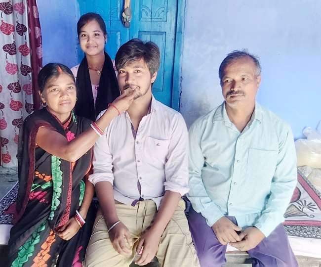 फेरी वाले के बेटे ने झारखंड कंबाइंड इंजीनियरिंग की परीक्षा में बना स्टेट टॉपर