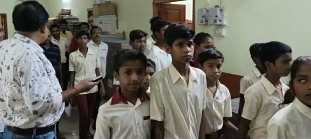 धनबाद के सरकारी स्कूल में आज भी बच्चे घर से बोरा लाकर बैठते हैं, मुखिया सम्मेलन में कैसे उठा मामला,आप भी जानिए