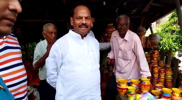 शहर के कुम्हारों को पूर्व मुख्यमंत्री रघुवर दास का तोहफा !जानिए क्या
