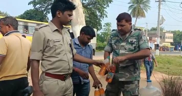 देर आए दुरुस्त आए !  पेट्रोल कांड के बाद हरकत में आई प्रशासन, बोतल में पेट्रोल बेचने वालों के खिलाफ चलाया अभियान