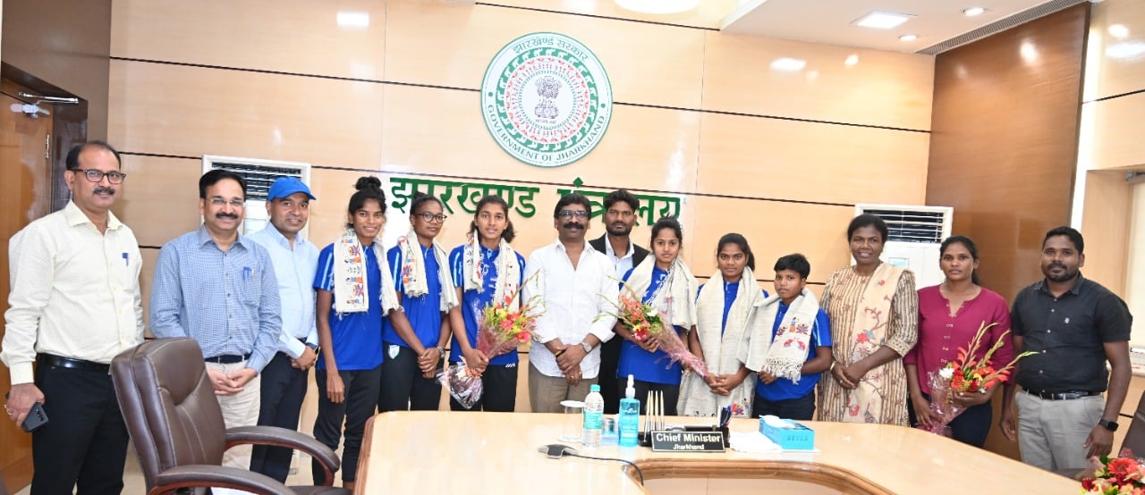 मुख्यमंत्री ने राज्य और देश का नाम रौशन करने के लिए महिला फुटबॉल खिलाड़ियों को किया सम्मानित