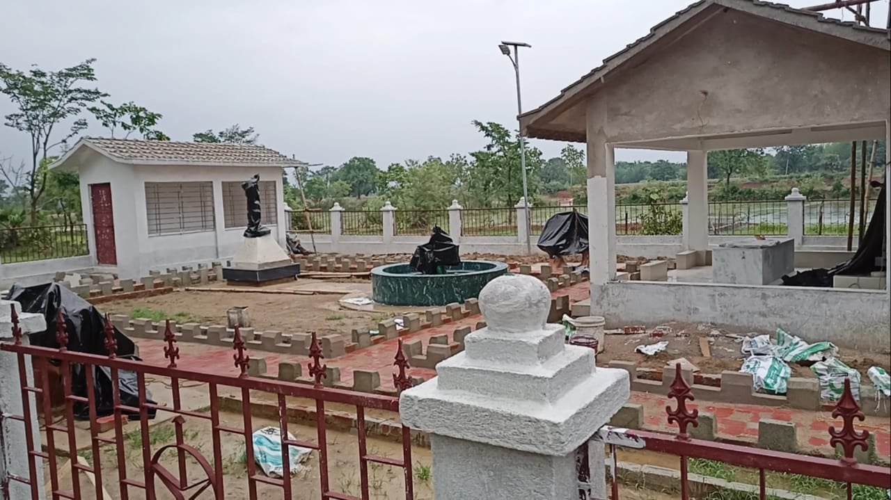 शहीद गणेश हांसदा की जयंती आज :   20 लाख खर्च करके परिवार ने बनाया स्मारक उद्यान,  बिजली तक को तरसा रही सरकार