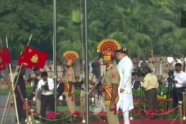 गृह मंत्री अमित शाह ने राष्ट्रीय पुलिस स्मारक पर दी श्रद्धांजलि, कहा- बलिदान को हमेशा याद किया जाएगा