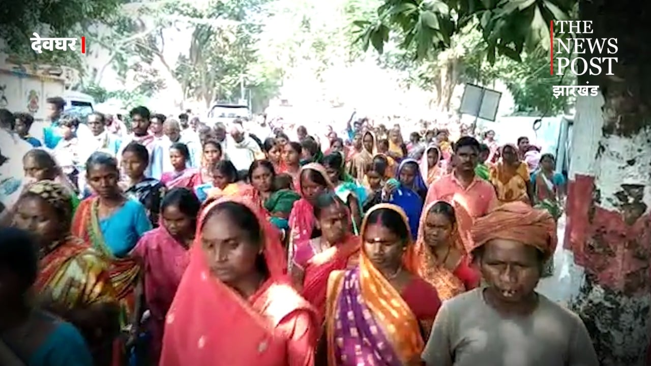 देवघर : सैकड़ों मनरेगा मजदूरों ने किया समाहरणालय का घेराव, जानिए वजह