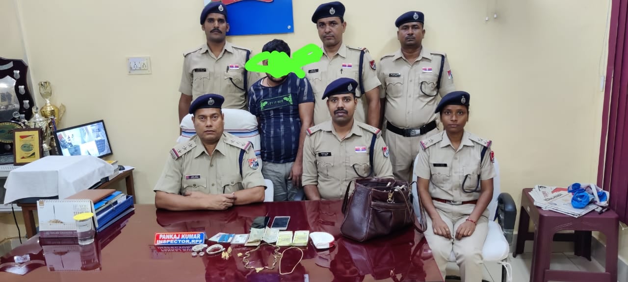 धनबाद रेलवे सुरक्षा बल का यूपी में बजा डंका ,जानिए महिला के सुहाग का सामान  कैसे हुआ बरामद