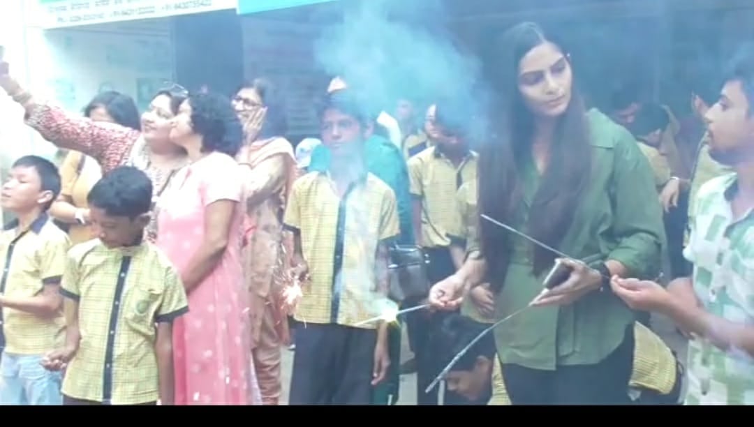 विशेष बच्चो ने विशेष लोगो के साथ मनायी दीवाली ,जानिए किसने क्या कहा