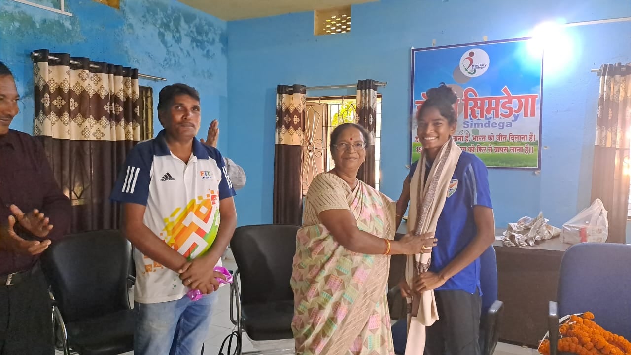 फीफा अंडर 17 महिला वर्ल्ड कप में देश का प्रतिनिधित्व करने वाली सिमडेगा की बेटी पहुंची अपने गांव, लोगों ने किया जोरदार स्वागत