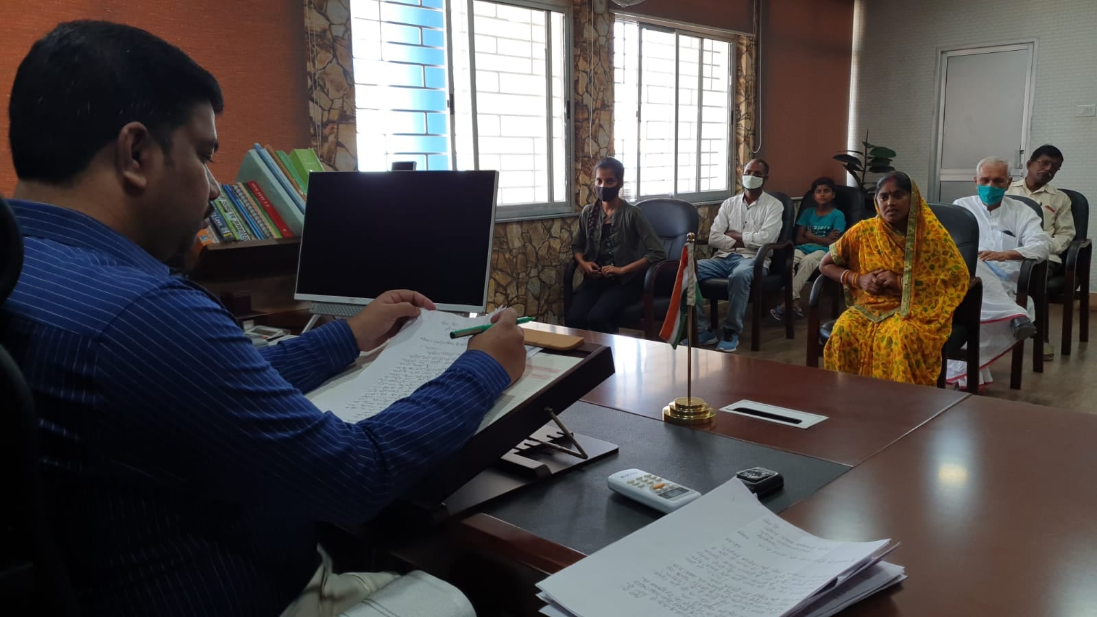 उपायुक्त कार्यालय में जनता दरबार का हुआ आयोजन, समस्या लेकर पहुंचे ग्रमीणों को मिला आश्वासन