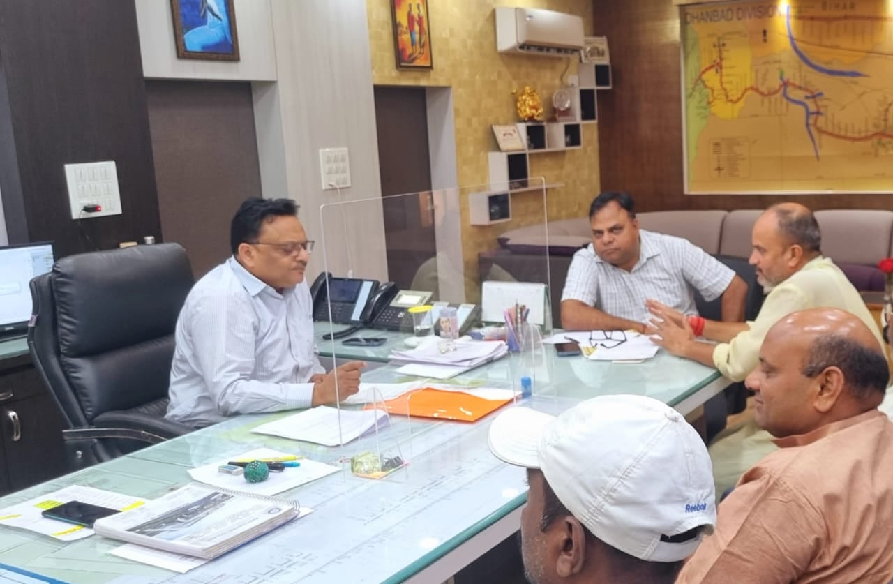 डीआरएम से मिले भाजपा नेता, कहा-धनबाद की उपेक्षा बंद करे रेलवे