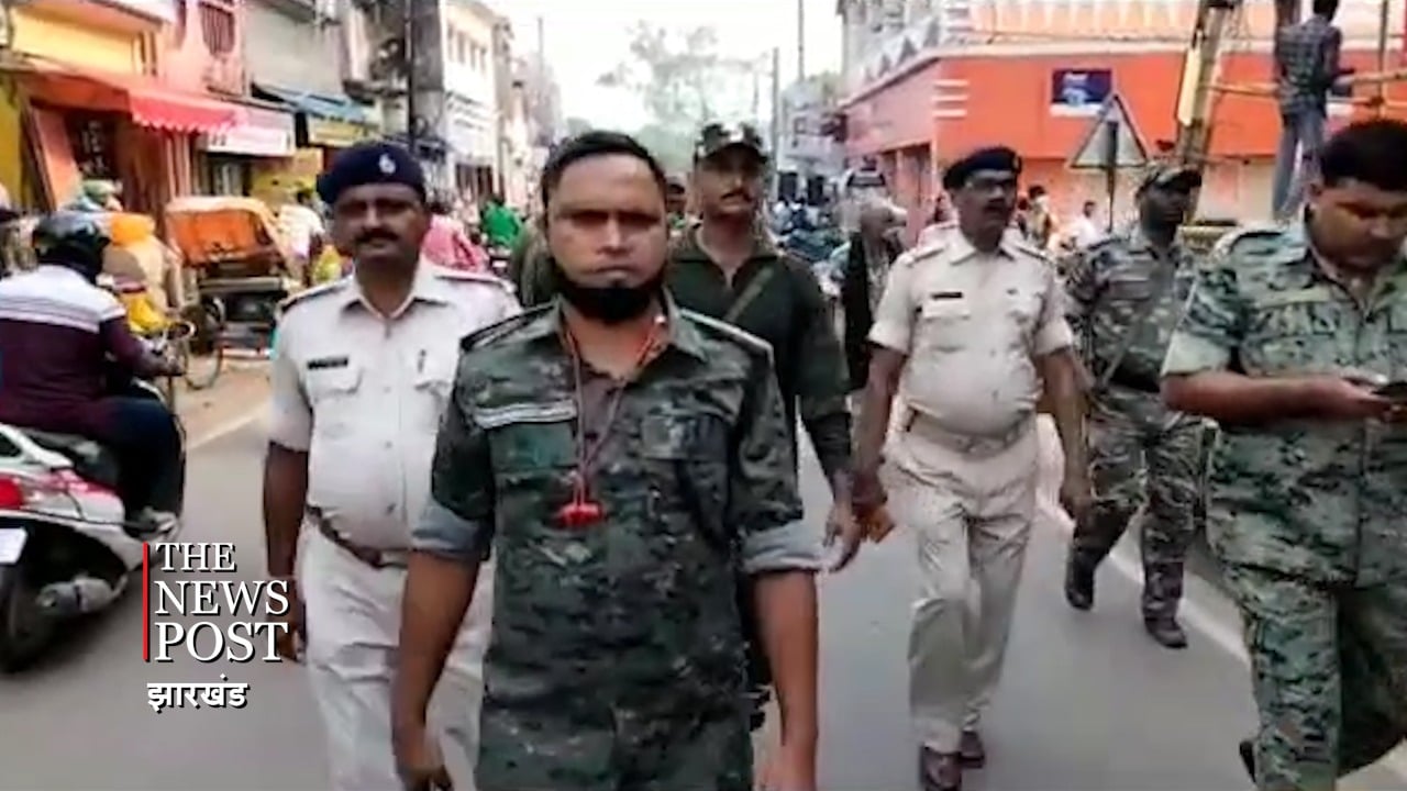 प्रशासन द्वारा शहर में फ्लैग मार्च, सौहार्दपूर्ण वातावरण में दुर्गा पूजा मनाने की अपील