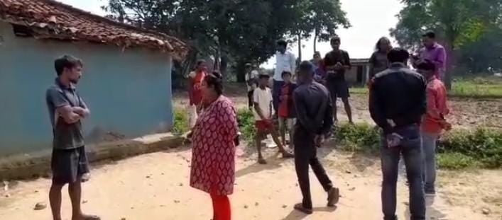 इन्टर कास्ट प्रेम प्रसंग से नाराज ग्रामीणों ने युवती का पहले मुंडवाया सिर, फिर जूते-चप्पल की पहनाई माला