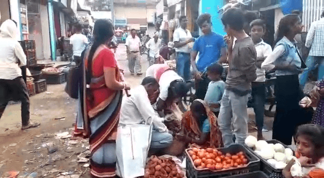 शहर में दीपावली की धूम,  खुब हो रही मिठाई और पटाखों की बिक्री