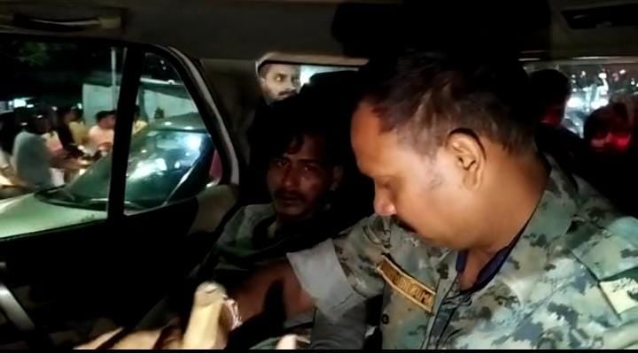 चैन छीन कर भाग रहे दो चोर को लोगों ने पकड़ा, जमकर की पिटाई