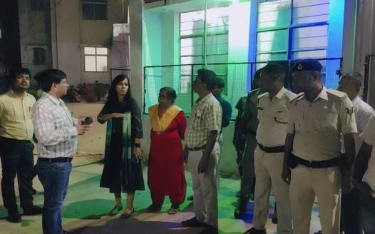 देर रात सदर अस्पताल पहुंची डीएम, मरीजों से लिया फीडबैक, आनन-फानन में पहुंचे सीएस व स्वास्थ्य कर्मी