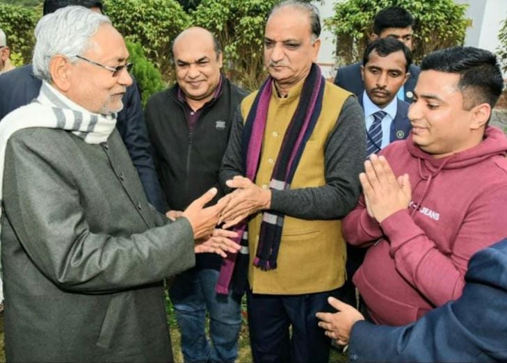 फर्जी चीफ जस्टिस बनने वाले अभिषेक अग्रवाल के साथ सीएम नीतीश कुमार की तस्वीर हो रही वायरल, जानिए क्या है पूरा मामला