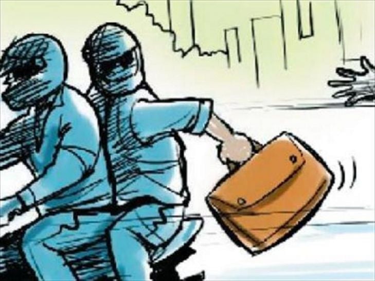 फिल्मी स्टाइल में दिन दहाड़े डेढ़ लाख की लूट, जांच में जुटी पुलिस