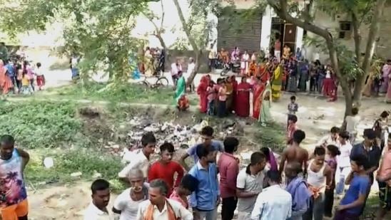 छठ पर्व के लिए मिट्टी लाने गए 3 बच्चे सहित 15 लोग आए धंसना की चपेट में, सभी जख्मी