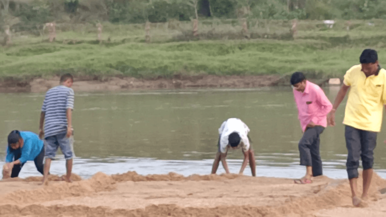 छठ को लेकर प्रशासन की उदासीनता देखते हुए घाटों की सफाई में खुद जुटे व्रती !