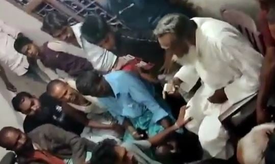 लड़की से की छेड़खानी तो पंचायत ने सुनाई तालिबानी सजा, चटवाया थूक