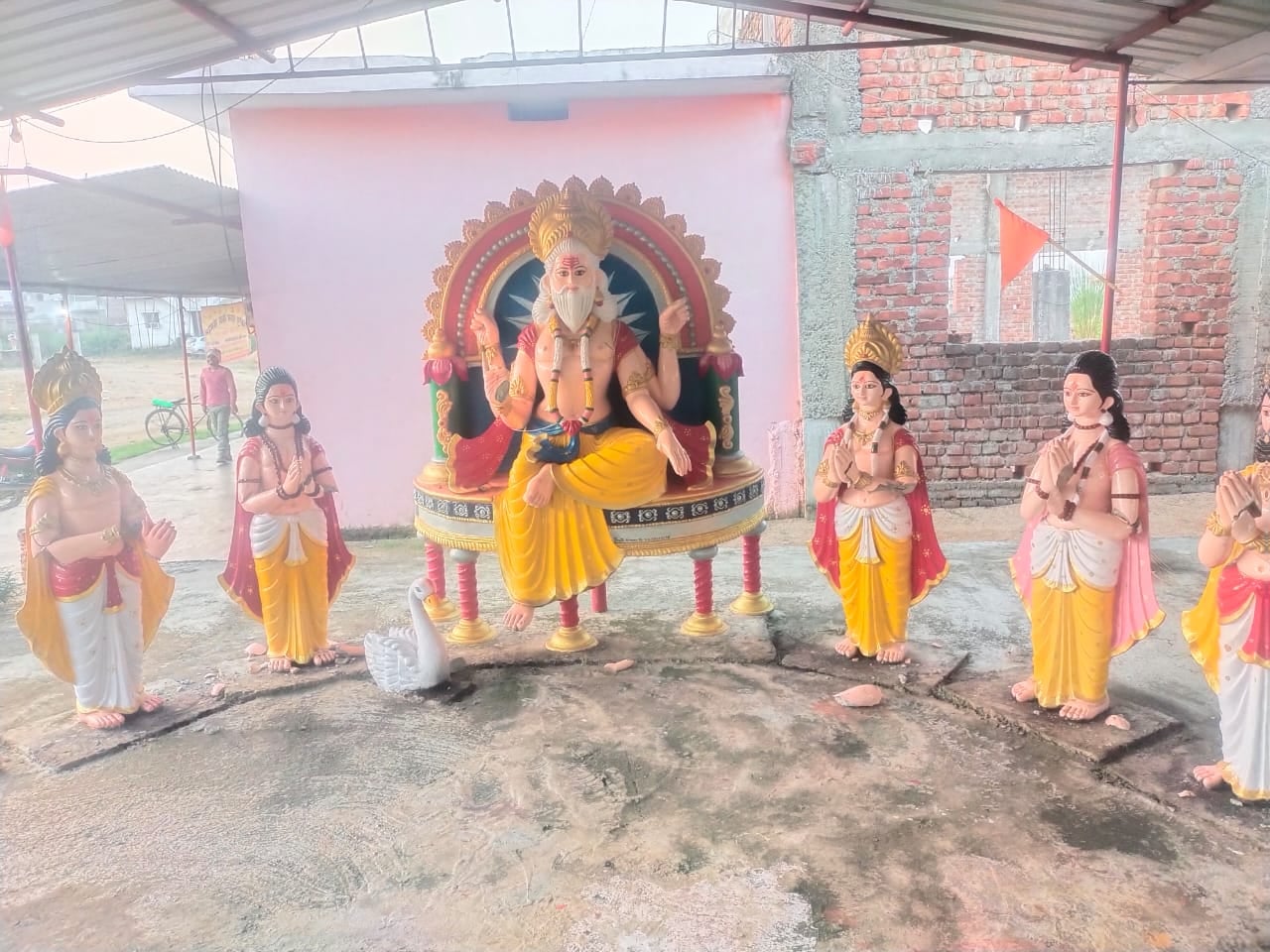 पंचदेव धाम मंदिर के कई प्रतिमाओं को असामाजिक तत्वों ने किया क्षतिग्रस्त, मंदिर के पुजारी भी गायब