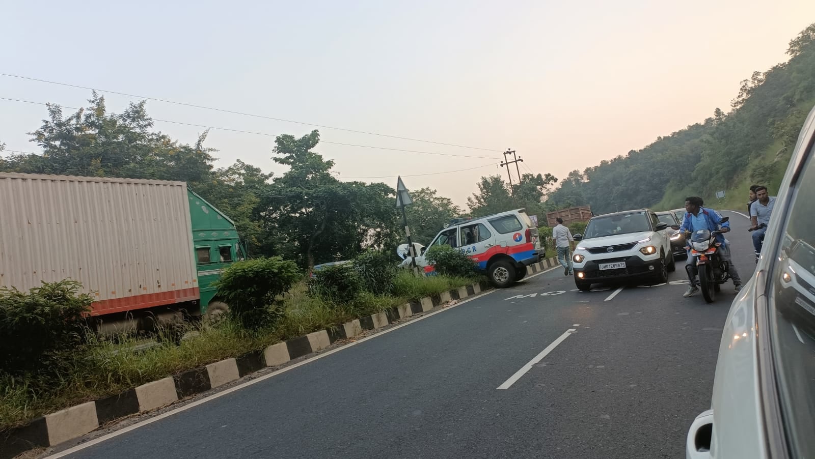 रामगढ़-रांची मार्ग पर पीसीआर वैन और ट्रक के बीच टक्कर, सभी पुलिसकर्मी सुरक्षित