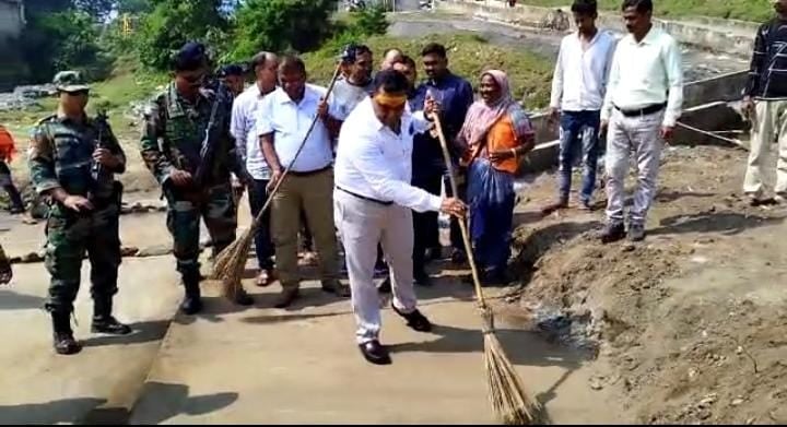 राज्य के स्वास्थ्य मंत्री बन्ना गुप्ता को छठ घाट पर क्यों लगाना पड़ा झाड़ू, जानिए