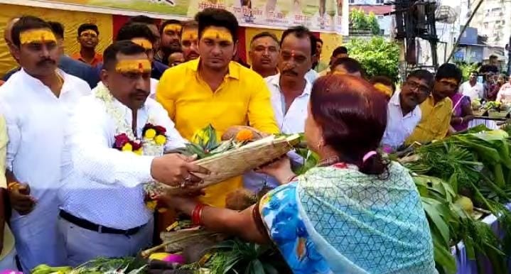CHATH PUJA 2022: स्वास्थ्य मंत्री बन्ना गुप्ता ने छठ व्रत धारियों के बीच सूप और पूजन सामग्री का किया वितरण