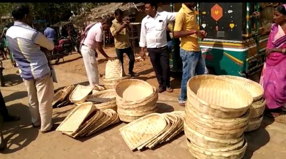 CHATH PUJA 2022: महंगाई पर आस्था भारी ! पूजा के सामानों की कीमत अधिक होने के बाद भी छठ बाजार गुलजार, जानिए किस कीमत पर बिक रहे फल और सूप