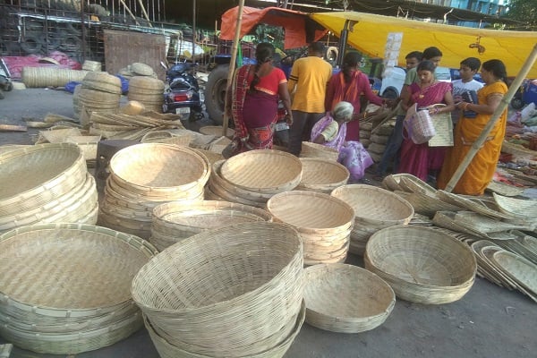 रांची में छठ महापर्व को लेकर सजा बाजार, वर्ती सूप, दौरा और फल की कर रहीं खरीदारी