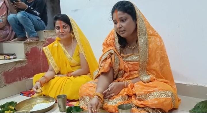 कद्दू भात के साथ ही अगले तीन दिनों की तैयारियां शुरू, छठ गीतों के बीच गेहूं की सफाई