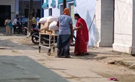 मुजफ्फरपुर: मरीज के स्ट्रेचर से ढोई जा रही दवाई, वीडियो हुआ वायरल,सिविल सर्जन ने कहा जांच कर होगी कार्रवाई