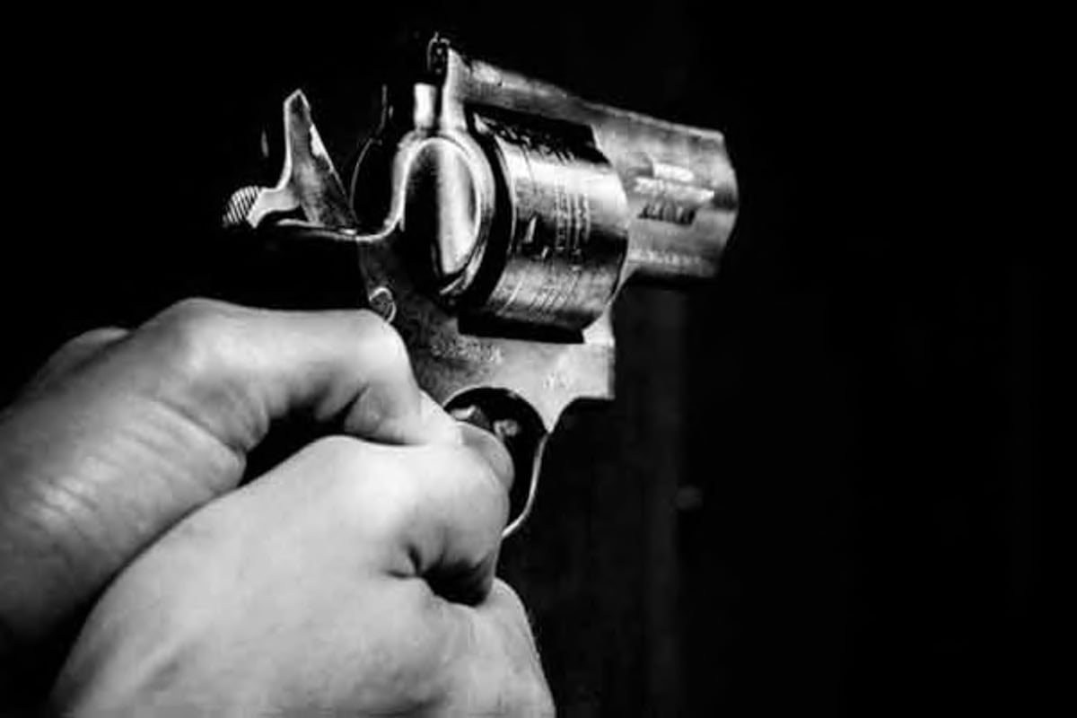 बेटी के साथ मेला देख कर लौटी तो घर के सामने ही मार दी गोली, हालत गंभीर