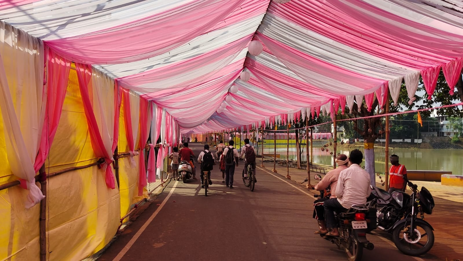 सज धज कर तैयार हुआ दुमका का छठ घाट,बाजारों में भी रौनक