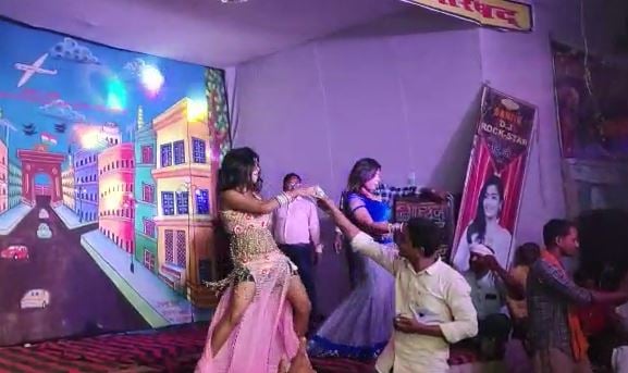 नवगछिया : आस्था के नाम पर फूहड़ता, बार बालाओं ने लगाए ठुमके, भीड़ बटोरने के लिए परोसी गई अश्लीलता