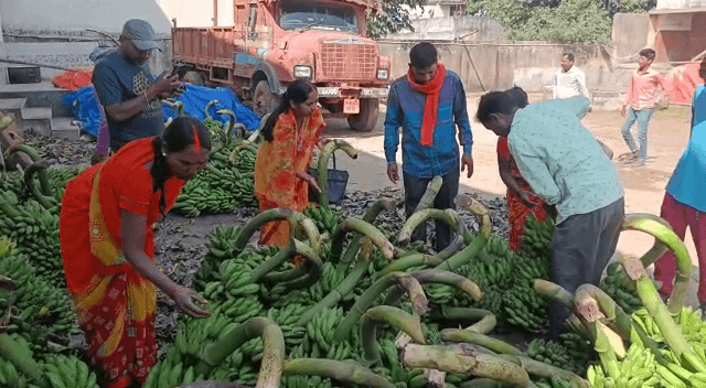 छठव्रतियों को कम दरों पर उपलब्ध कराया जा रहा फल और सूप, खरीदारी के लिए बाजार गुलजार