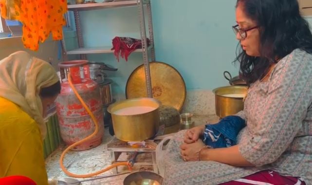 खरना पूजा की तैयारी में लगी महिलाएं, 36 घंटे के निर्जला उपवास की शुरुआत आज से