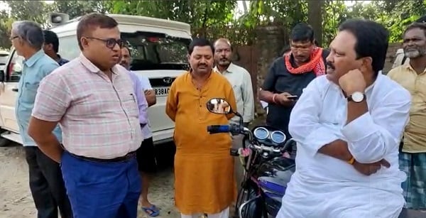 बिहार : घाटों के निरीक्षण के दौरान गंदगी देख भड़के अररिया सांसद, अधिकारियों को सरेआम लगाई फटकार