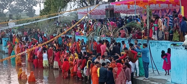 CHHATH PUJA 2022 : नगर मंदिर छठ घाट सज-धज कर तैयार, दोपहर से ही पहुंचने लगते हैं व्रती
