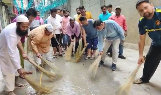 पटना में मुस्लिम संप्रदाय के लोग भी छठ महापर्व में बढ़-चढ़कर ले रहे हिस्सा, सड़कों की कर रहे सफाई