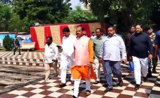 जमशेदपुर : रघुवर दास ने सूर्य मंदिर छठ घाट का किया निरीक्षण, लोगों से सांस्कृतिक कार्यक्रम में हिस्सा लेने का किया आग्रह