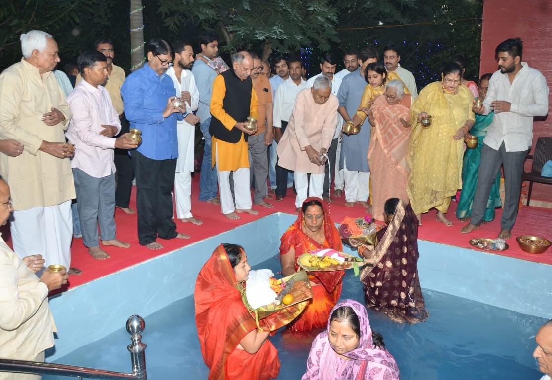 पटना: चार दिवसीय छठ महापर्व आज संपन्न, सीएम नीतीश ने भगवान भास्कर को अर्घ्य देकर राज्यवासियों की सुख समृद्धि की कामना की