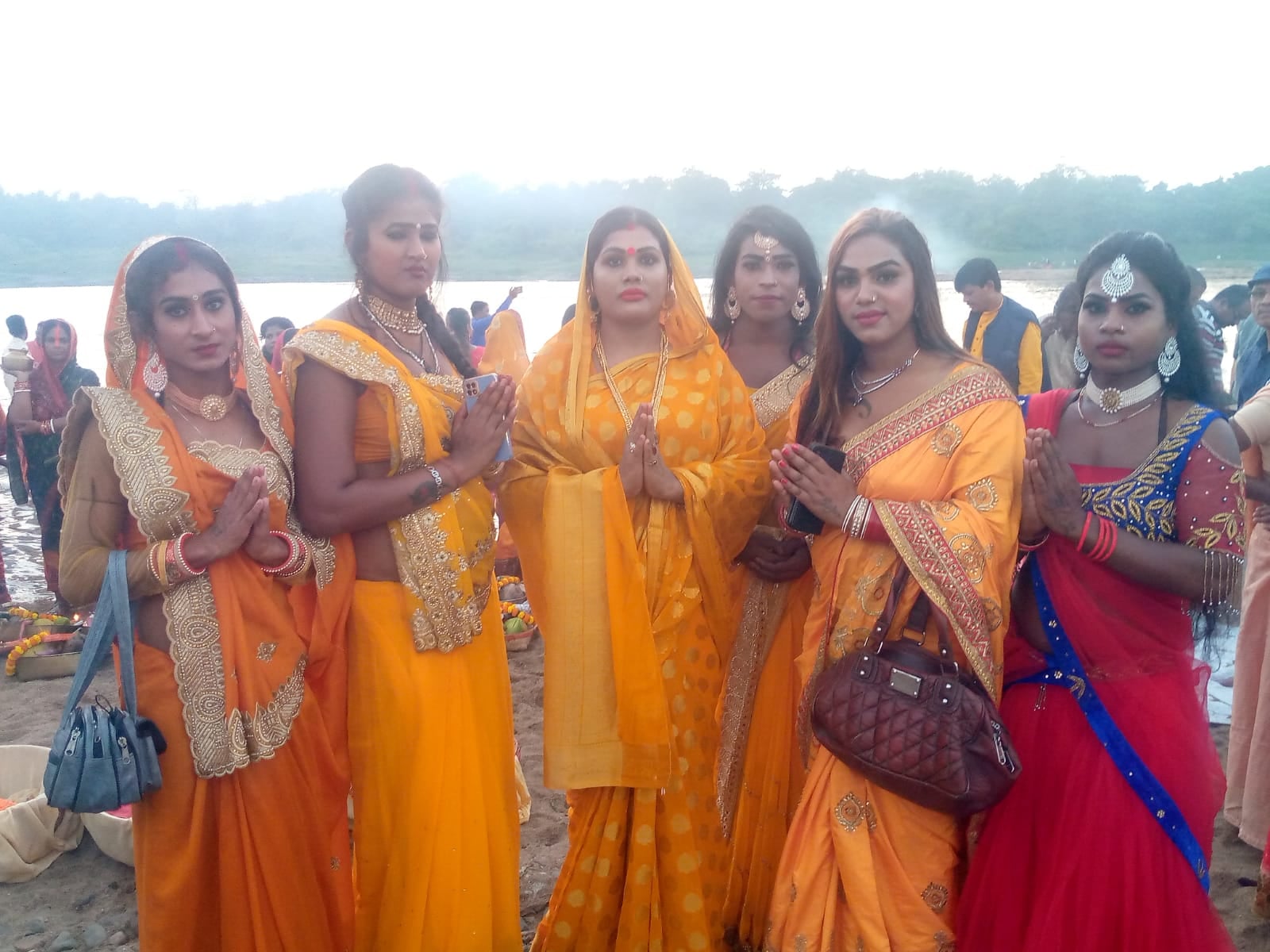 DHANBAD:  किन्नर समाज अपने लिए नहीं तो किनके लिए पूजता है छठी मईया को जानिए