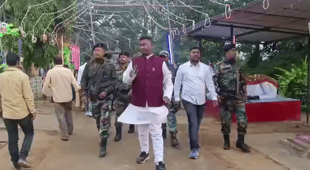 Chhath puja in Chatra: श्रम मंत्री पहुंचे छठ घाट, धूमधाम के बीच उदीयमान भास्कर को अर्घ्य देकर राज्य में अमन-चैन और खुशहाली की कामना की