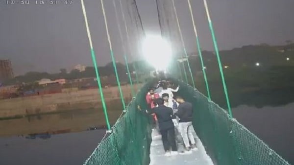 गुजरात पुल हादसे का वीडियो आया सामने, देखिए किस तरह कुछ सेकंड में मौत के मुंह में समा गए लोग