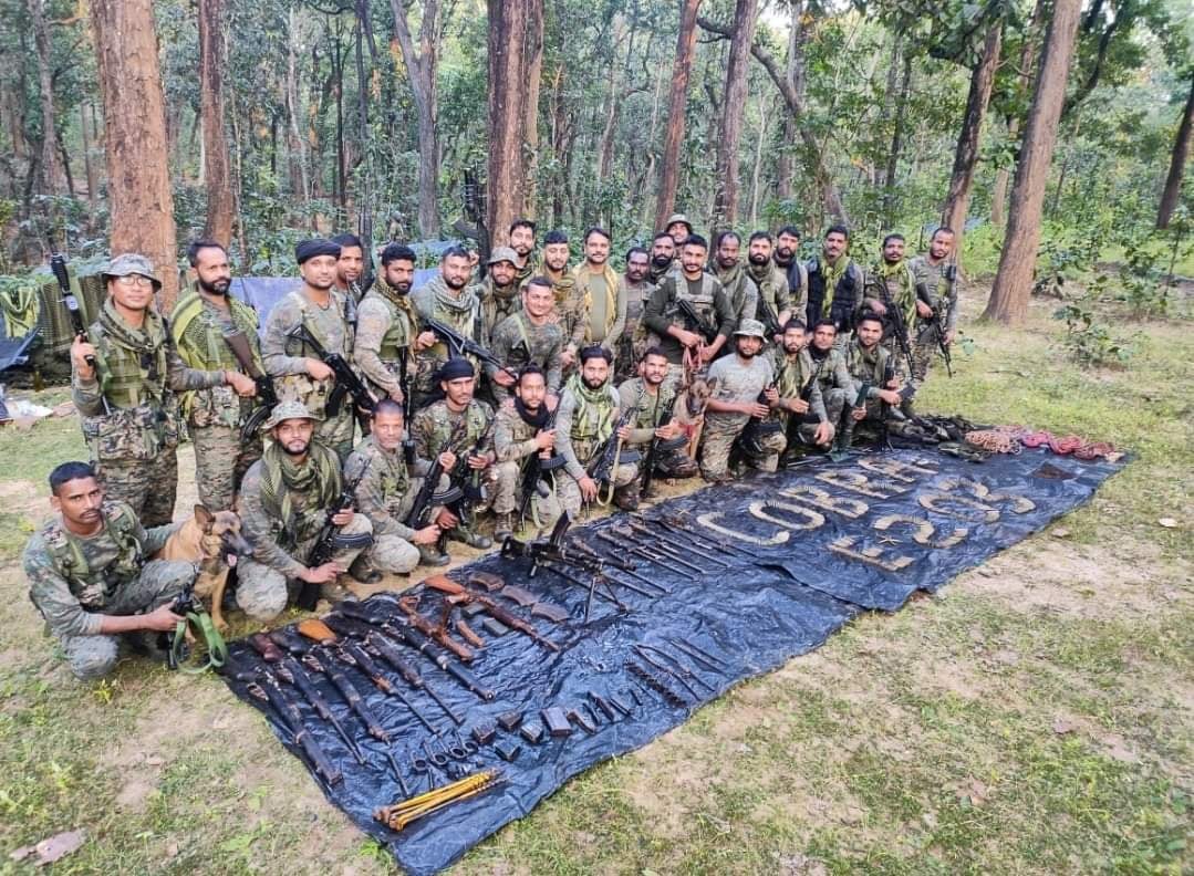 झारखंड के बूढ़ा पहाड़ में नक्सलियों ने छुपाया था लाखों का हथियार, सीआरपीएफ ने किया बरामद