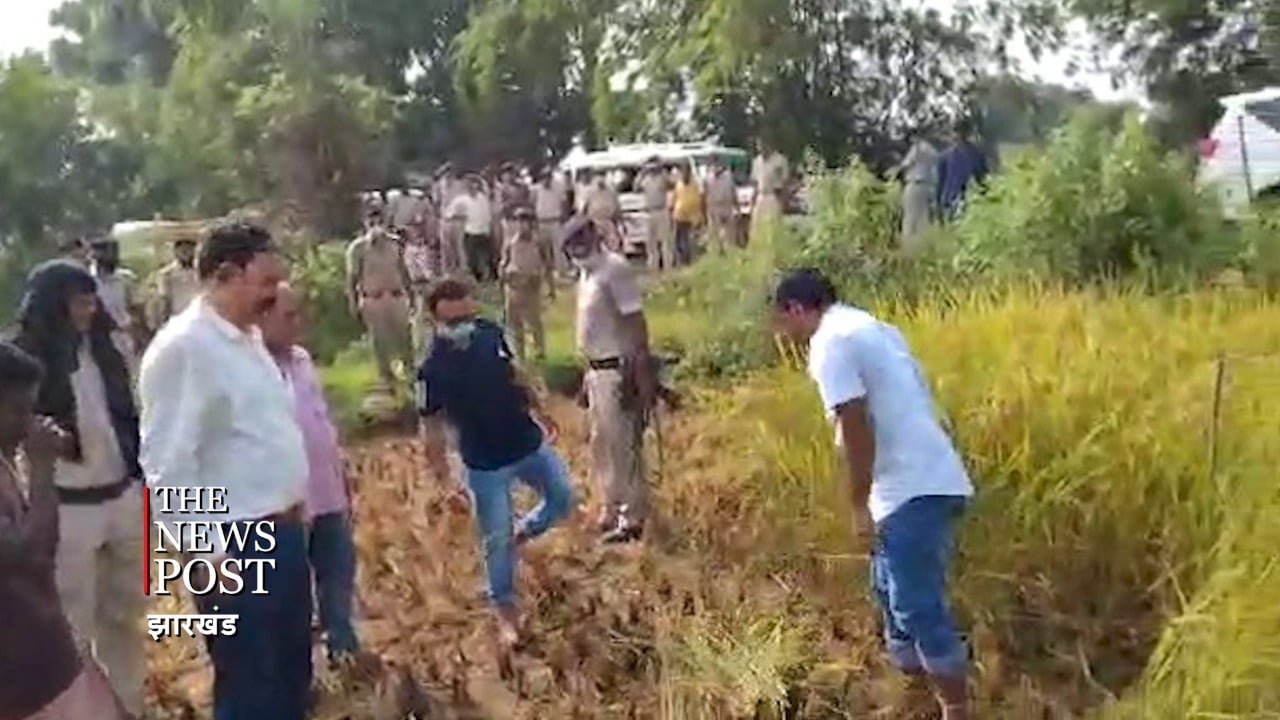 खेत में पहुंचे डीसी साहब, महिला ने कहा, ऐ हो दइया....साहब इहो करते हैं!